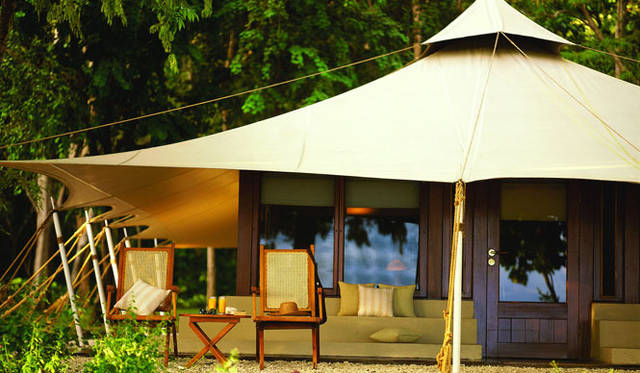 <strong>Amanresorts｜アマンリゾーツ</strong>　「アマンワナ（Amanwana）」　Tent and Chairs　© Amanresorts