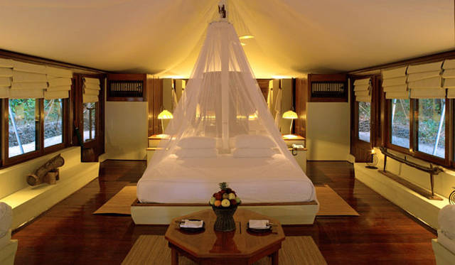 <strong>Amanresorts｜アマンリゾーツ</strong>　「アマンワナ（Amanwana）」　Tent Interior　© Amanresorts