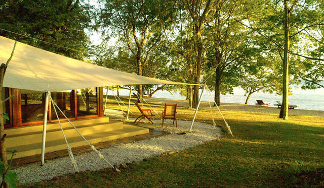 <strong>Amanresorts｜アマンリゾーツ</strong>　「アマンワナ（Amanwana）」　Ocean Tent at Dusk　© Amanresorts