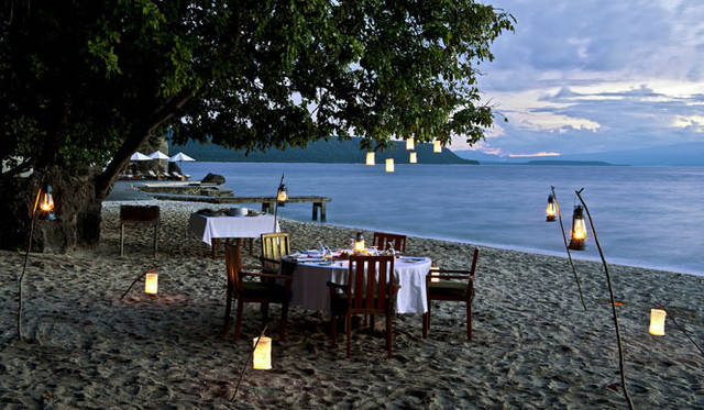 <strong>Amanresorts｜アマンリゾーツ</strong>　「アマンワナ（Amanwana）」　Beach Dining　© Amanresorts