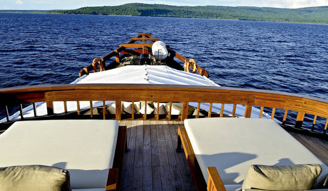 <strong>Amanresorts｜アマンリゾーツ</strong>　「アマンワナ（Amanwana）」　Amanikan Upper Sundeck　© Amanresorts