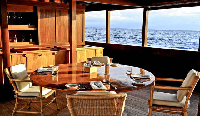 <strong>Amanresorts｜アマンリゾーツ</strong>　「アマンワナ（Amanwana）」　Amanikan Foredeck Dining and Bar Area　© Amanresorts