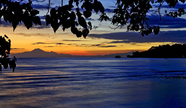 <strong>Amanresorts｜アマンリゾーツ</strong>　「アマンワナ（Amanwana）」　Amanikan at Sunset　© Amanresorts