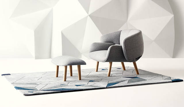 fusionチェア（H74×W97×D78cm）23万5600円、fusionフットスツール（H35.5×W68×D36cm）12万5700円、Lion（ライオン）ラグ（W170×L240cm）11万9500円