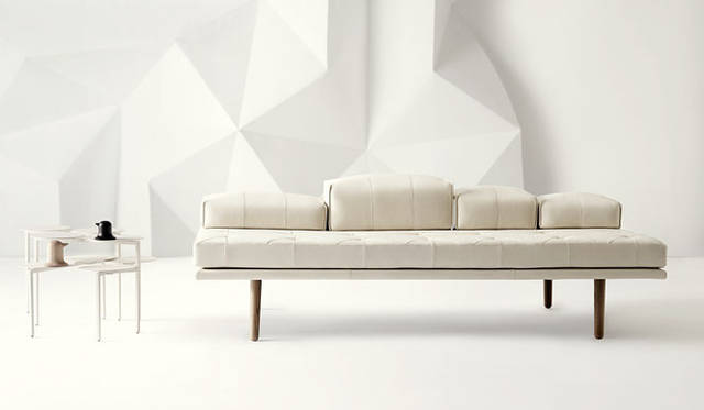 fusionソファ（H42/68×W201.5×D111cm）43万5200円、fusionコーヒーテーブル（H42/30×W58×D66/56cm）2万6900円