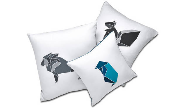 片側には小さな折り紙の動物たち、反対側には折り紙の展開図が描かれた、アーティスティックなデザインのクッション。クッション5900円～8900円
