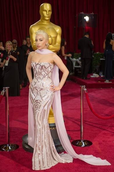 <strong>第86回 アカデミー賞レッドカーペットスナップ</strong>　Lady Gaga｜レディー・ガガ<br />ドレス：アトリエ ヴェルサーチ
