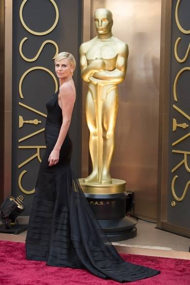 <strong>第86回 アカデミー賞レッドカーペットスナップ</strong>　Charlize Theron｜シャーリーズ・セロン<br />ドレス：ディオール クチュール