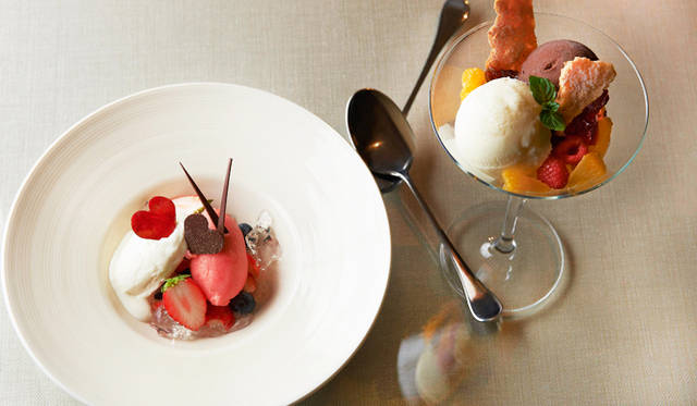<strong>エンポリオ アルマーニ カフェのレギュラーメニュー「ホワイトチョコレート ＆ ストロベリーウォッカとベリー」（左／1500円）と、ホワイトデーメニューの「ミルク ＆ チョコレート チョコレートリキュールとフルーツ」（1500円）</strong><br />photo / Teruaki Kawakami @ bean ©東京カレンダー