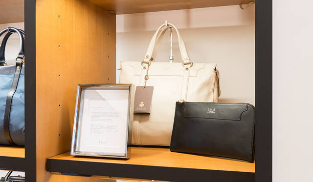 <strong>F.CLIO｜エフ・クリオ</strong>　バッグ「NETTUNO（ネットゥーノ）」7万2450円、クラッチ「NETTUNO（ネットゥーノ）」3万3600円