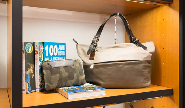 <strong>F.CLIO｜エフ・クリオ</strong>　バッグ「GERATO（ジェラート）」7万2450円、クラッチ「NETTUNO SCAMO（ネットゥーノ・スカモ）」3万9900円 