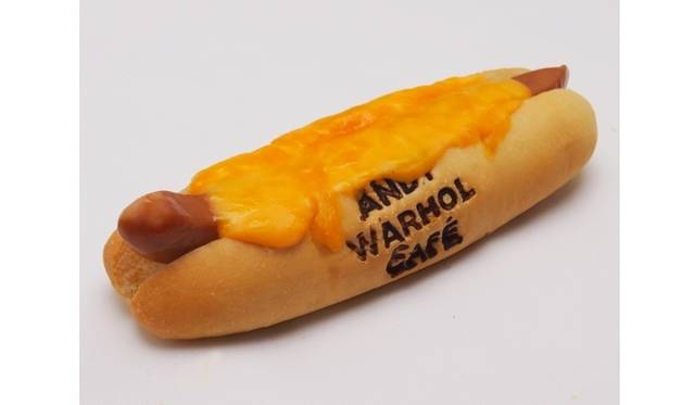 <strong>EAT｜『アンディ・ウォーホル・カフェ』が六本木ヒルズ展望台にオープン</strong>　ホットドッグチーズ