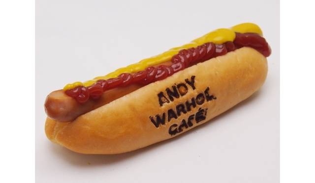 <strong>EAT｜『アンディ・ウォーホル・カフェ』が六本木ヒルズ展望台にオープン</strong>　ホットドッグプレーン