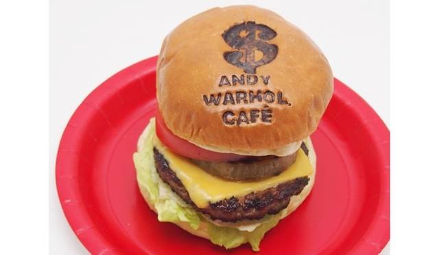 <strong>EAT｜『アンディ・ウォーホル・カフェ』が六本木ヒルズ展望台にオープン</strong>　チーズバーガー