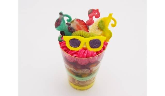 <strong>EAT｜『アンディ・ウォーホル・カフェ』が六本木ヒルズ展望台にオープン</strong>　サングラス パフェ