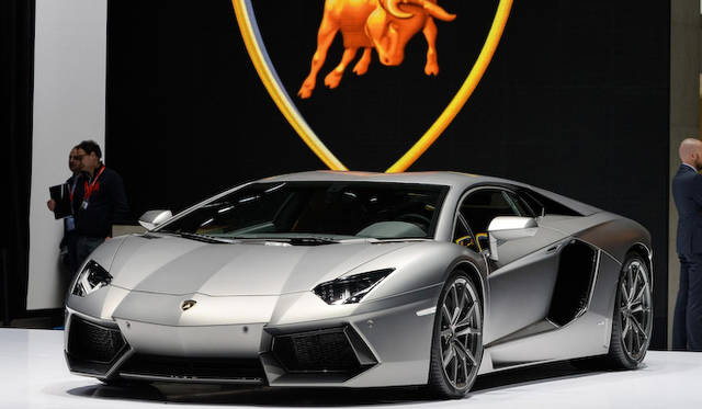 ランボルギーニ ブースには、フラッグシップモデル「アヴェンタドール」も並べて展示されている