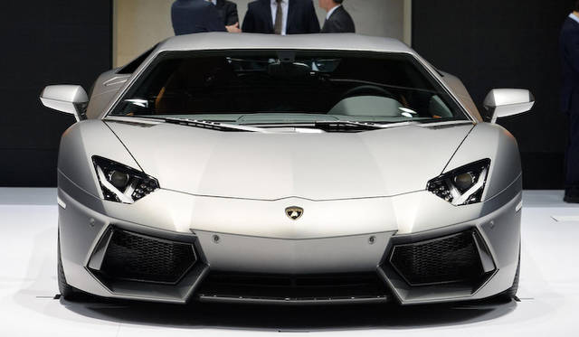 ランボルギーニ ブースには、フラッグシップモデル「アヴェンタドール」も並べて展示されている