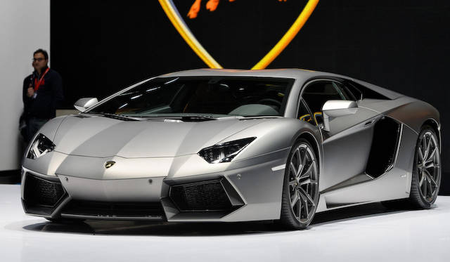 ランボルギーニ ブースには、フラッグシップモデル「アヴェンタドール」も並べて展示されている
