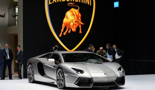 ランボルギーニ ブースには、フラッグシップモデル「アヴェンタドール」も並べて展示されている