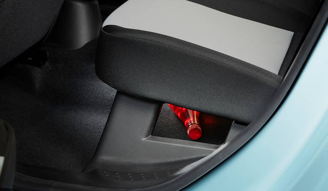 リアシートの下にも小物の収納スペースが用意される