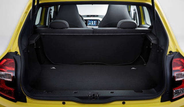 荷室の容量は219リットル。50:50分割可倒式のリアシートを倒せば長さ1.35メートルまで、そして助手席まで倒すと2.20メートルのものまで積載が可能 