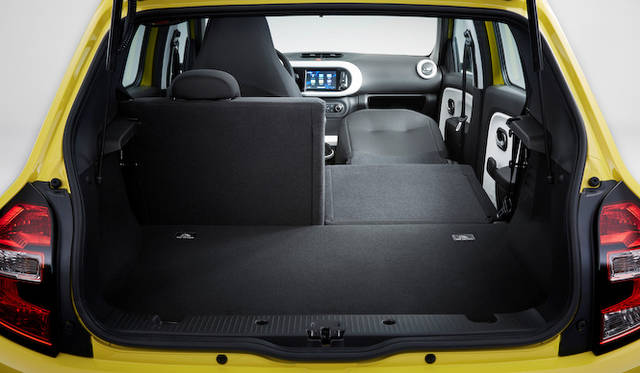 50:50分割可倒式のリアシートを倒せば長さ1.35メートルまで、そして助手席まで倒すと2.20メートルのものまで積載が可能 