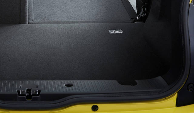 ハッチのドアシルと荷室の床面はおなじレベルにあるため、荷物の出し入れがしやすい。また、ホイールハウジングの侵入もない