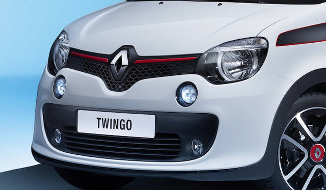 ルノーの菱形を中心に左右に拡がるブラックアウトされた帯がそのままヘッドライトまで繋がる、最新のルノーフェイス