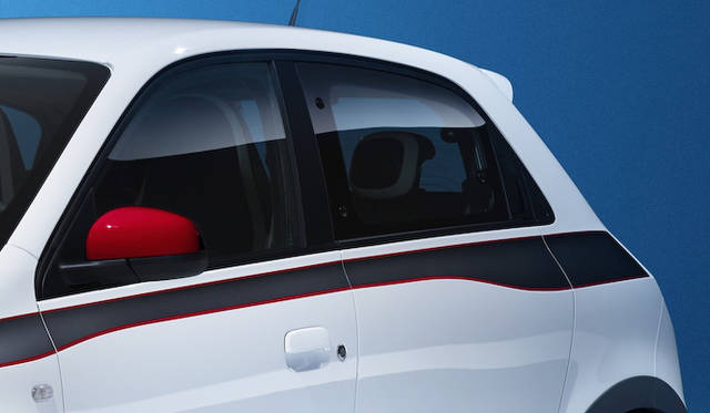 前後のライト間を繋げるラインは、ボディのもつ凹凸をあらわし、マッシブな印象をもたせる大切なアクセントだという