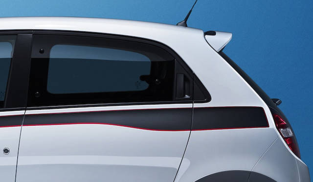 前後のライト間を繋げるラインは、ボディのもつ凹凸をあらわし、マッシブな印象をもたせる大切なアクセントだという