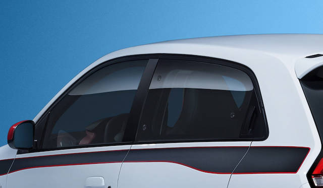 前後のライト間を繋げるラインは、ボディのもつ凹凸をあらわし、マッシブな印象をもたせる大切なアクセントだという