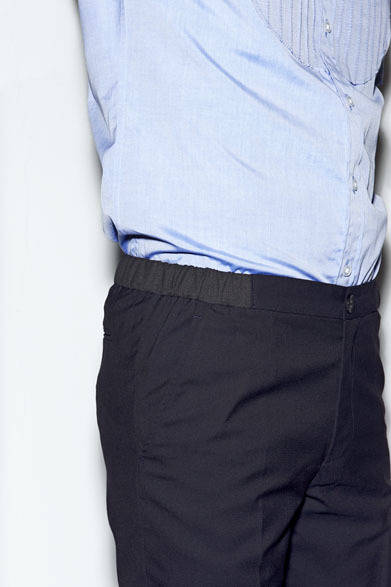 シャツ3万3000円、脚がきれいに見える、やや細めのシルエットのスラックス3万1000円　※ともに税抜価格