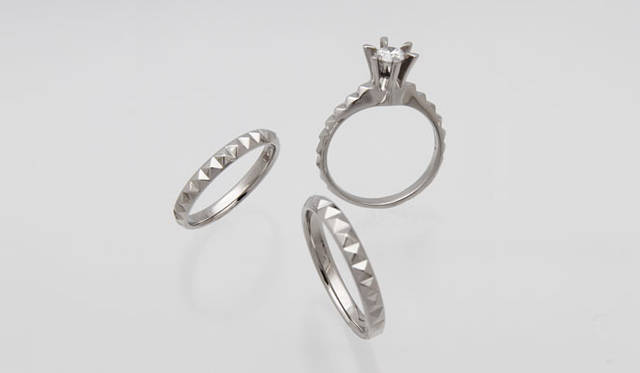 「Monumental –Pyramid- （モニュメンタル ピラミッド）」　Engagement Ring Pyramid（地金 Pt950・ダイヤモンド 0.30ct から）37万1000円～、Wedding Ring Pyramid N（地金 Pt950・幅 約2.6mm　#5～#22）13万円、Wedding Ring Pyramid W（地金 Pt950・幅 約2.9mm　#5～#22）17万円　※すべて税抜価格