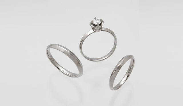 「Monumental –Ridge-（モニュメンタル リッジ）」　Engagement Ring Ridge（地金 Pt950・ダイヤモンド 0.30ct から）32万3000円～、Wedding Ring Ridge N（地金 Pt950・幅 約2.4mm　#5～#22）10万円、Wedding Ring Ridge W（地金 Pt950・幅 約2.9mm　#5～#22）12万8000円　※すべて税抜価格