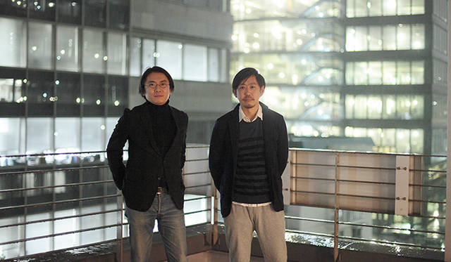 本連載のナビゲーターを務める丸若屋の丸若裕俊氏（左）と、ゲストの株式会社ユナイテッドアローズ 「THE AIRPORT STORE UNITED ARROWS（ジ エアポートストア ユナイテッドアローズ）」ディレクターの菊地市郎氏 （右）