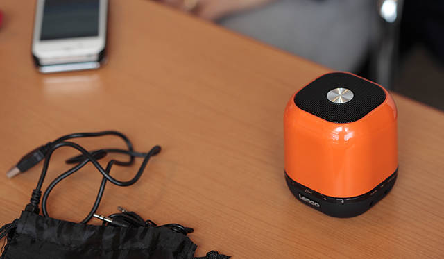 菊地氏が所有するBluetooth対応のポータブルスピーカー「BTS-110」。もちろん「THE AIRPORT STORE UNITED ARROWS（ジ エアポートストア ユナイテッドアローズ）」でも取扱いがある。オレンジを含め、計3色で展開