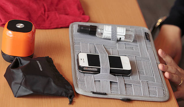 さまざまな長さのゴムが縦横無尽に張り巡らされた「グリッドイット」は、米Cocoon社が手がけるアイデア収納グッズ。こちらも「THE AIRPORT STORE UNITED ARROWS（ジ エアポートストア ユナイテッドアローズ）」で購入可能 