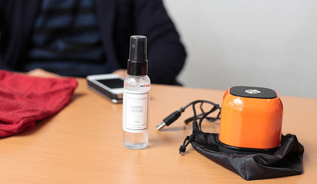 写真中央が菊地氏が愛用する「ファブリックフレッシュ Classic」。抗菌・消臭効果のあるミストだ。ニューヨーク発のファブリックケアのスペシャリティブランド、「ザ・ランドレス」のもの 