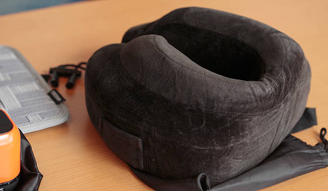 菊地氏が愛用し、旅の一番の相棒と評価しているのがこの「エボリューション ピロー」。こちらも「THE AIRPORT STORE UNITED ARROWS（ジ エアポートストア ユナイテッドアローズ）」で購入可能だ