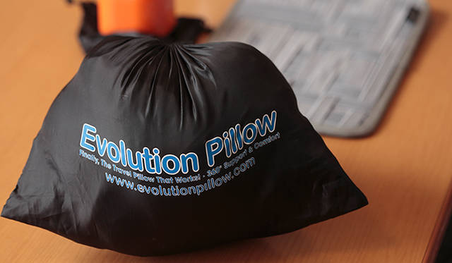 「エボリューション ピロー」は空気を抜いて、付属の袋に収納する