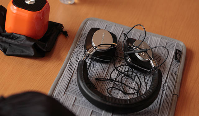 1966年、英国南部の港町ワーシングにて設立されたバウアーズ＆ウィルキンス社の「P5」。贅沢で心地よいフィット感、自然かつ繊細なサウンドが魅力のモデルだ