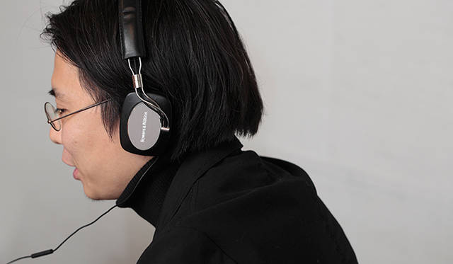 バウアーズ＆ウィルキンス社のヘッドフォン、「P5」を試聴する丸若氏 