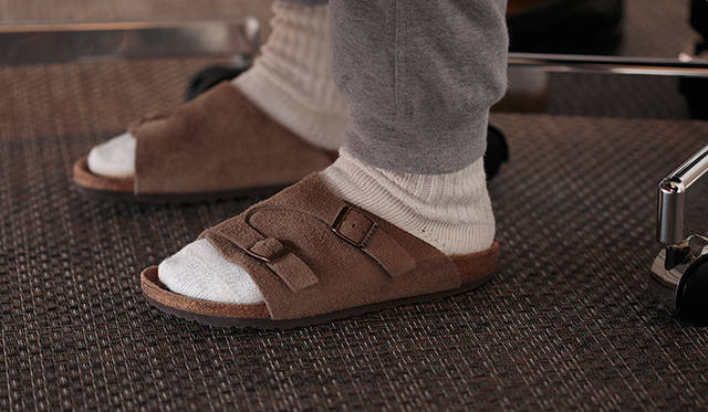 菊地氏はビルケンシュトックの定番モデル、「チューリッヒ」を愛用。取材時も着用して登場してくれた