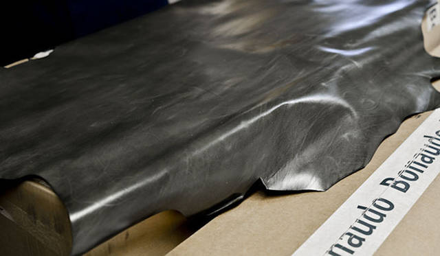 革の鞣（なめ）し業者に行ってファクトリーに配達される前にチェック。さらにつぎの工程のクリッキング（革を裁断する）前のチェックもおこなう革担当の責任者