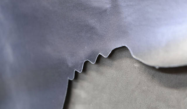 ジョンロブではスエードもフルグレインレザーを使用。これがカシミアスエードだ