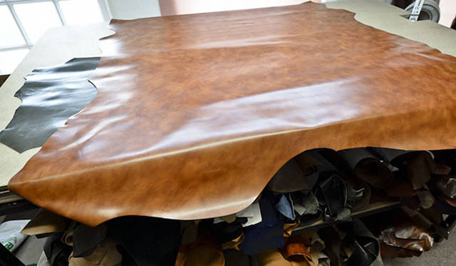 クロコダイルは、腹部の斑（ふ）の大きさを揃えながらカッティングしていくので、ワンペアの靴を作るのに最低2枚は必要