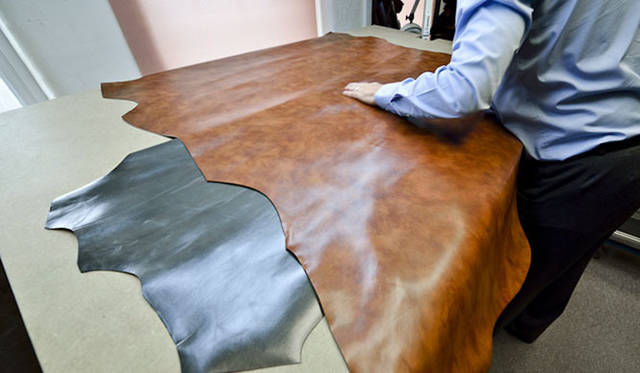 ジョンロブ勤続26年目。イギリス伝統の縫製法“スキンステッチ＝革の内部を手で縫い通す縫製”を駆使するスペシャリストのマーティン氏