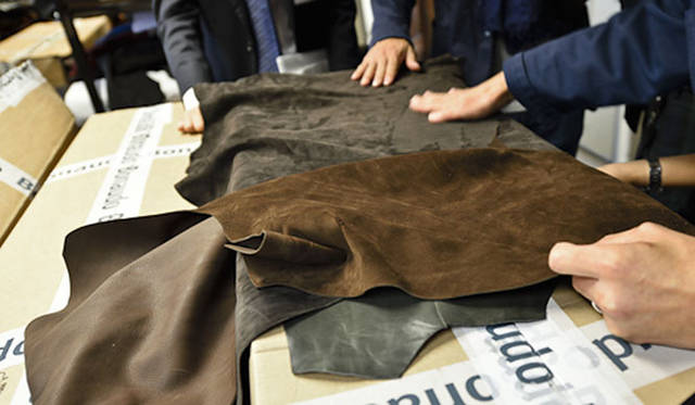 ファクトリー増設とともに導入した革の傷をチェックする機械