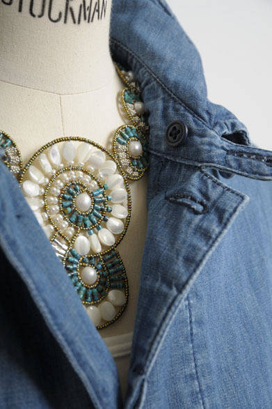 ブルゾン2万9000円（HARRISS GRACE）、カットソー5000円（HARRISS GRACE）、ネックレス6万8000円（Zilo）　※すべて税抜価格