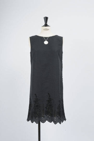 ワンピース2万9000円（HARRISS GRACE）、ネックレス11万5000円（petra domling）　※ともに税抜価格